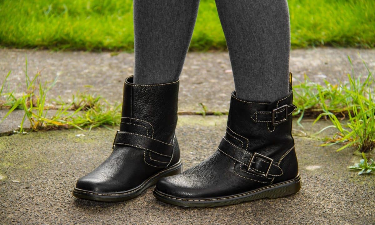 Entre el asfalto y el estilo: la irresistible atracción de las botas Dr. Martens y las Biker