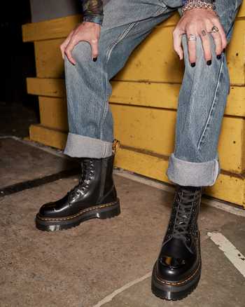 Entre el asfalto y el estilo: la irresistible atracción de las botas Dr. Martens y las Biker