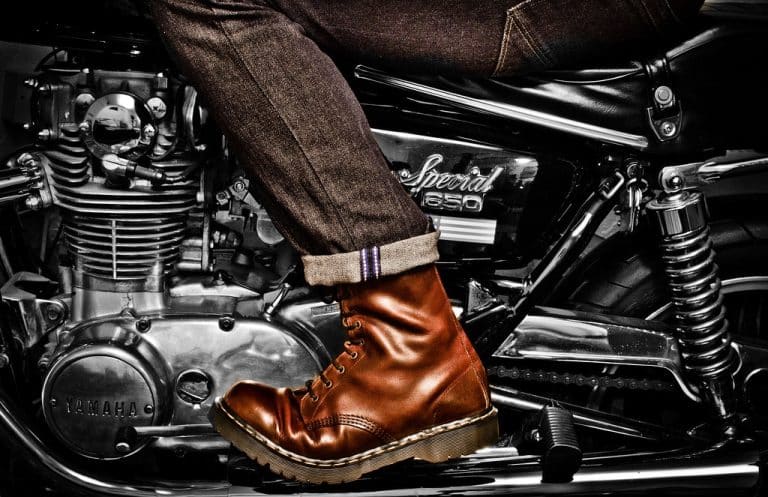 Entre el asfalto y el estilo: la irresistible atracción de las botas Dr. Martens y las Biker