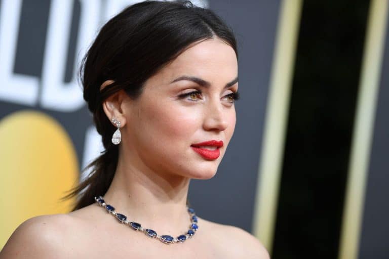 Ana de Armas y su truco para un lápiz de labios impecable: descubre su secreto