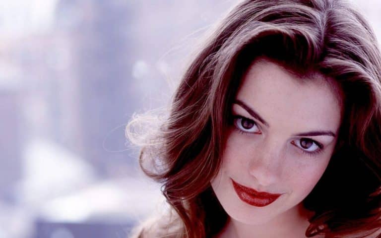 Anne Hathaway luce su embarazo en Saint-Tropez con un vestido de La Ligne valorado en 1.500 euros