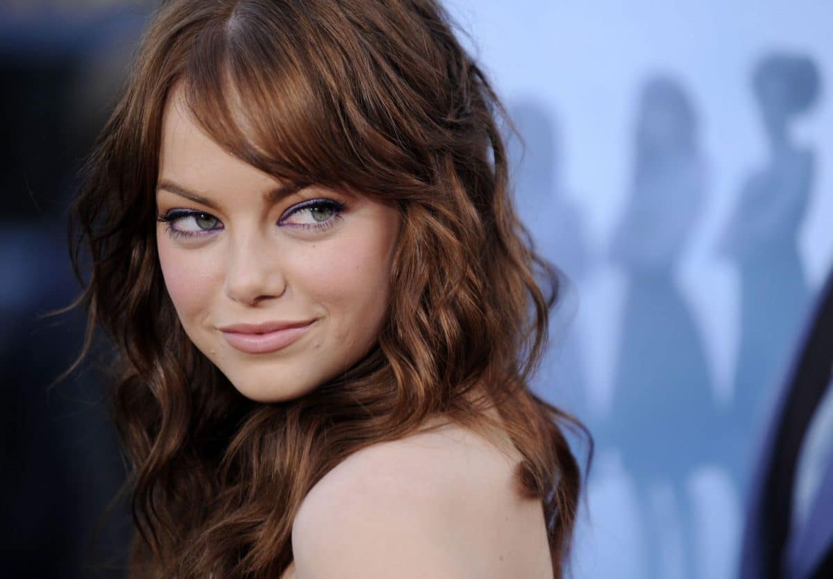 Descubre el fascinante estilo 'Clean Girl' de Emma Stone que cautiva y enamora con elegancia única