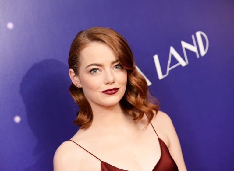 Descubre el fascinante estilo ‘Clean Girl’ de Emma Stone que cautiva y enamora con elegancia única