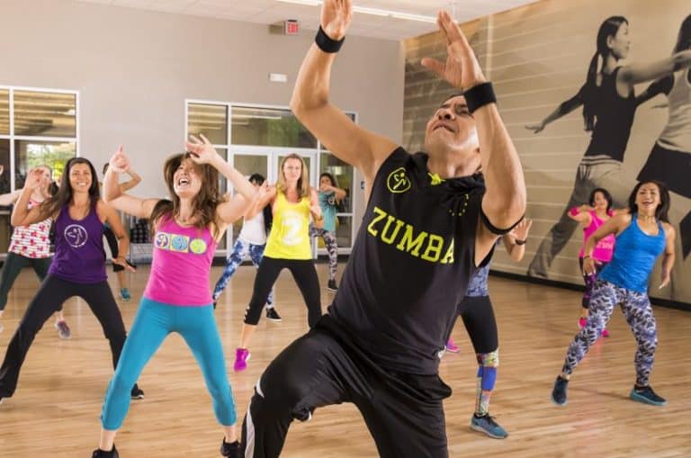Zumba y aeróbicos de baile: Baila hacia una vida más saludable y vibrante