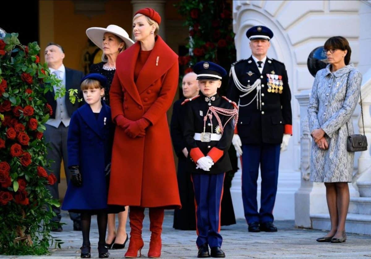 Charlene de Mónaco con un vestido rojo