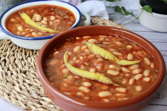 emplatado-de-las-pochas-frescas-a-la-navarra-decorando-con-piparras