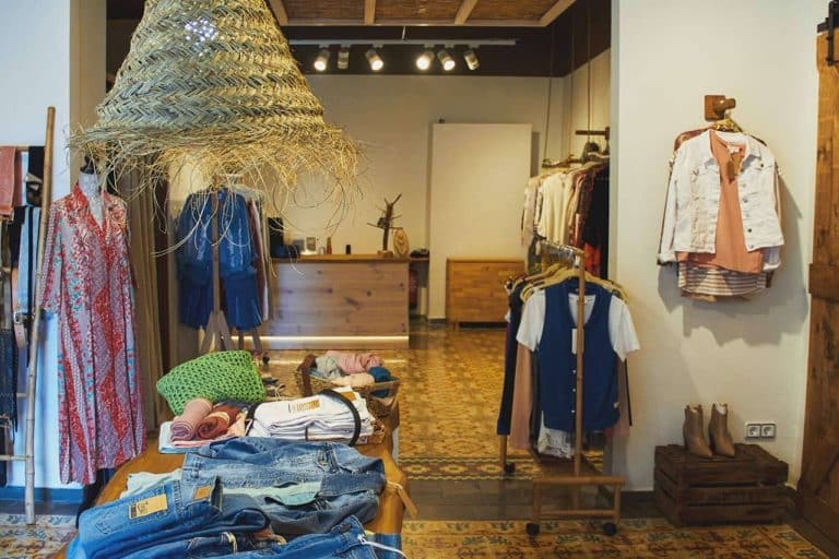 Prendas elegantes y versátiles en una tienda online de ropa