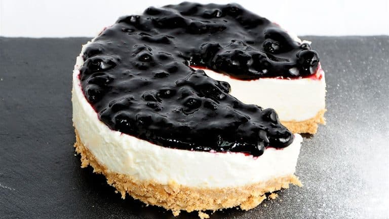 El delicioso encanto navideño de la tarta de queso con arándanos, te enseñamos a hacerla paso a paso