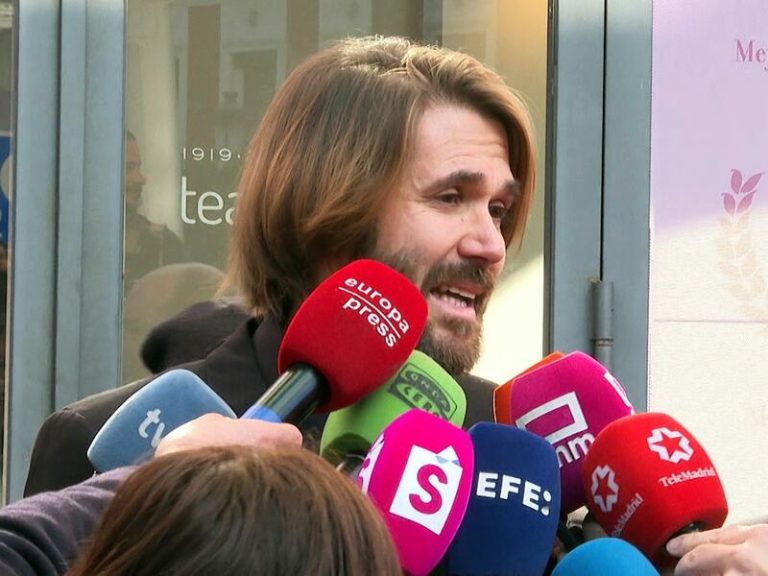 Manuel Velasco llora la muerte de su madre, Concha Velasco