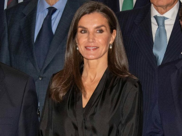 La Reina Letizia enamora con el look bicolor más elegante en la reunión del Patronato FAD