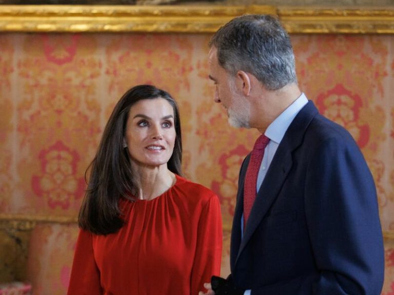 La Reina Letizia vuelve a apostar por la falda midi de Carolina Herrera ideal para este tiempo