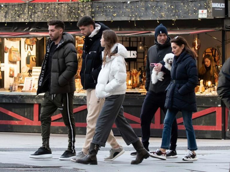 Zidane presume de unión familiar por las calles de Madrid