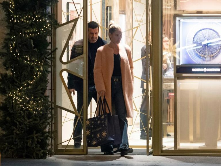 Luis Figo y Helen Svedin preparan sus regalos de Navidad en pareja