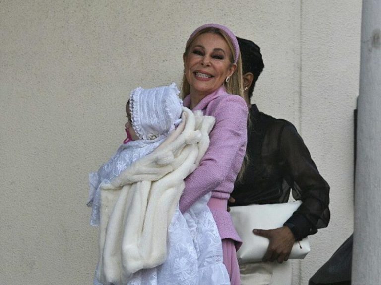 Ana Obregón bautiza a su nieta, Ana Sandra, rodeada de toda su familia