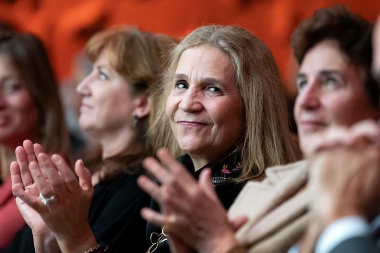 La infanta Elena cumple con sus obligaciones laborales antes de su cumpleaños en Zarzuela