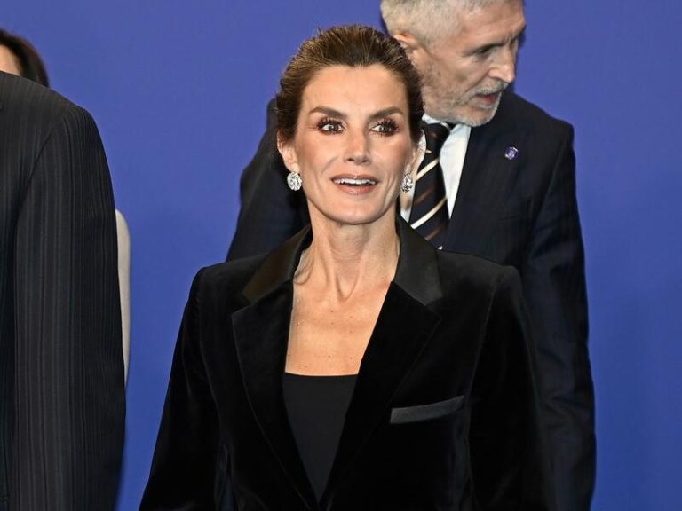 La Reina Letizia cierra su agenda oficial de 2023 con un traje de terciopelo espectacular