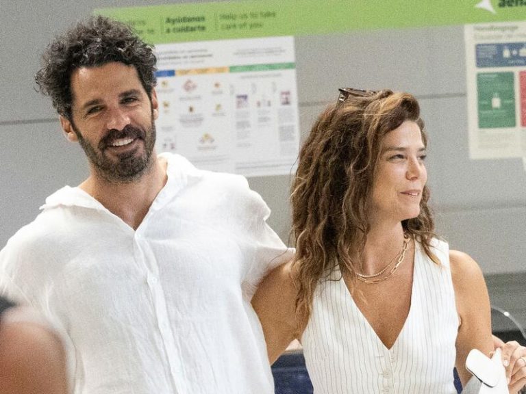 Juana Acosta pasea junto a su pareja por las calles de Madrid