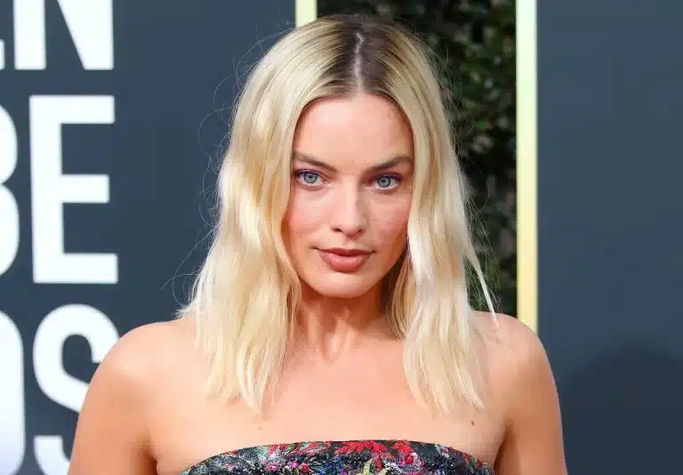 Margot Robbie y su solución a las medias rotas en premieres 
