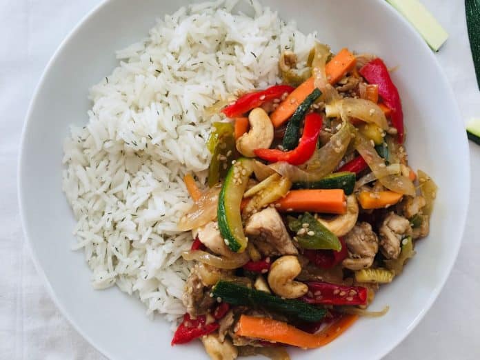 WOK DE VERDURAS, POLLO, ANACARDOS Y ARROZ THAI