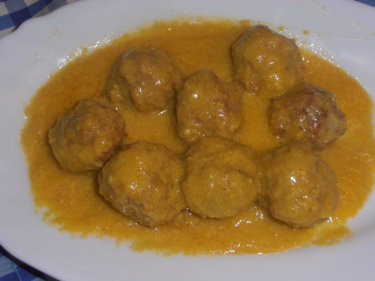 Deliciosa receta de albóndigas en salsa de almendras con la que triunfarás con toda la familia