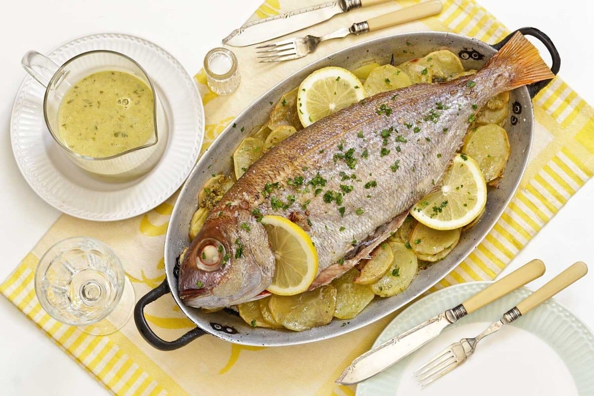 Receta de Besugo al horno con patatas panaderas, un clásico de la Navidad