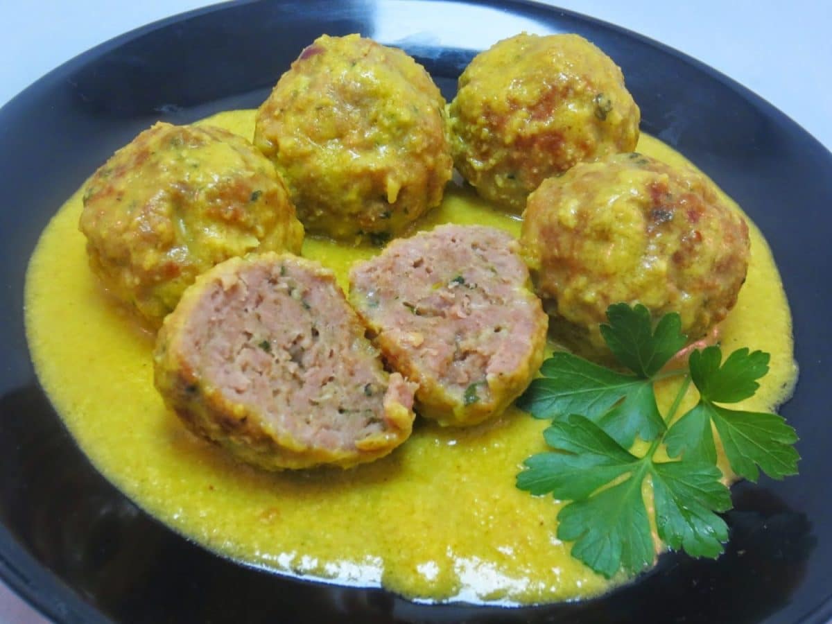 Deliciosa receta de albóndigas en salsa de almendras con la que triunfarás con toda la familia