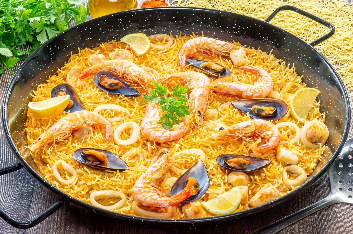 Fideuá de mariscos: una oda culinaria al sabor mediterráneo