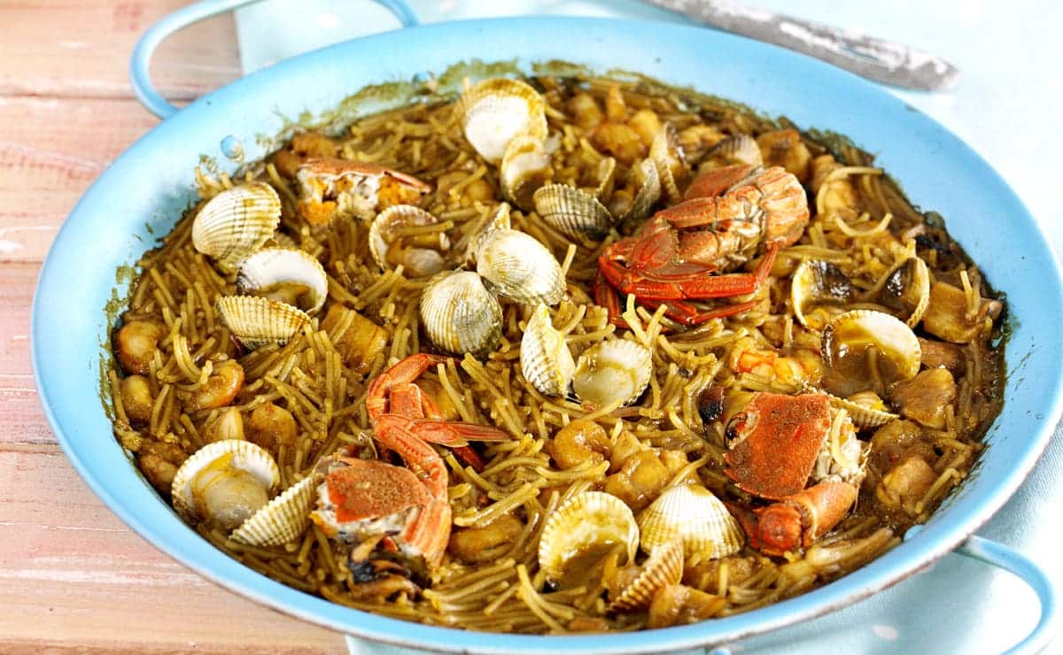 Fideuá de mariscos: una oda culinaria al sabor mediterráneo