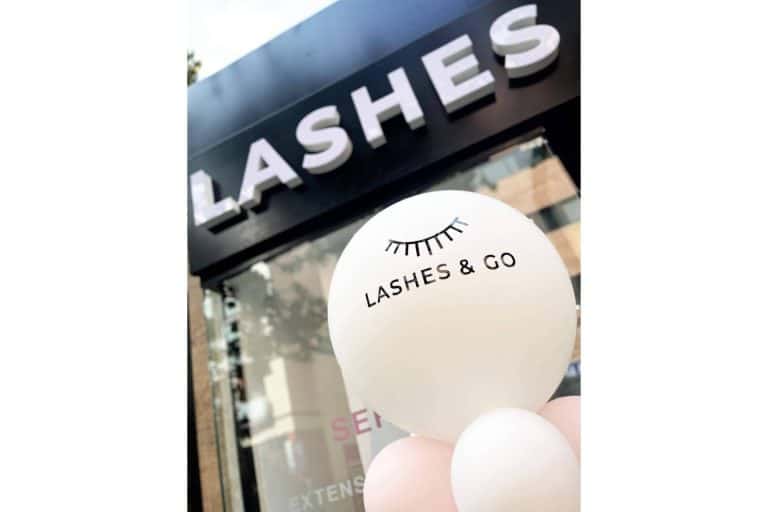 ¿Cuáles son las ventajas del modelo de franquicia de Lashes & Go en el mundo de la belleza?