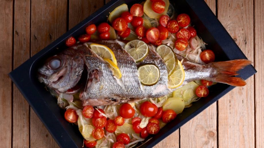 Receta de Besugo al horno con patatas panaderas, un clásico de la Navidad