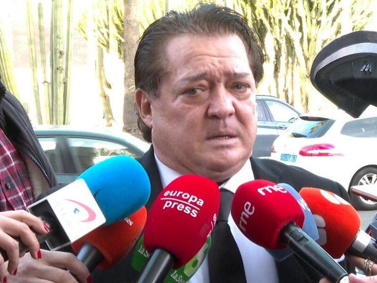 Vicente Ruiz ‘El Soro’ asiste al tanatorio para despedirse de Paco Arévalo