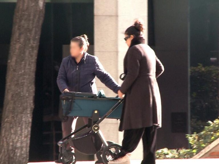 Gabriela Guillén disfruta de un paseo con su bebé