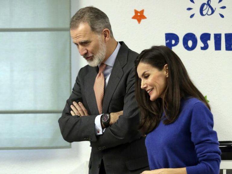 La Reina Letizia hace un guiño a su hija, la Princesa Leonor, en León