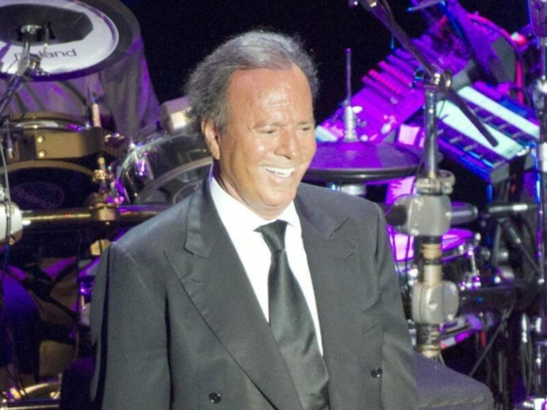 Julio Iglesias, parado en el aeropuerto de Punta Cana: ¿qué llevaba en la maleta?
