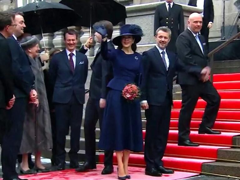 Mary de Dinamarca deslumbra con un total look azul con sombrero en el primer acto de Federico como Rey