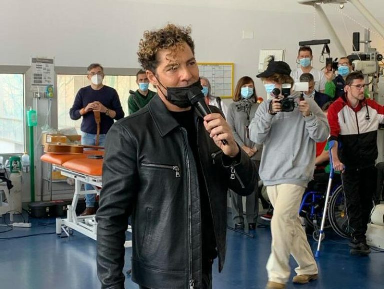 David Bisbal sorprende actuando en el hospital de Parapléjicos de Toledo dónde estuvo ingresado su hermano