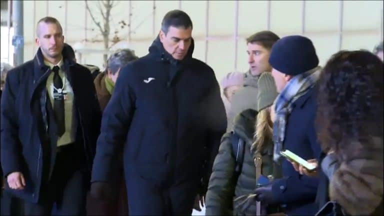 De la icónica chaqueta militar de Zelenski al abrigo de 50 euros de Pedro Sánchez
