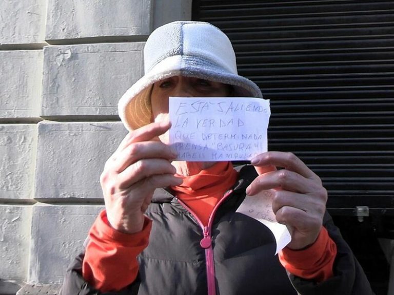 Antonia Dell’Atte sorprende con su comportamiento al mandar mensajes escritos ante las cámaras