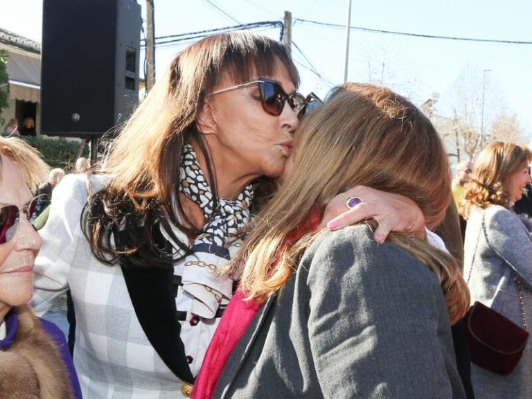 Gabriela Ostos y Mari Ángeles Grajal: el momentazo del beso en el homenaje a Jaime Ostos