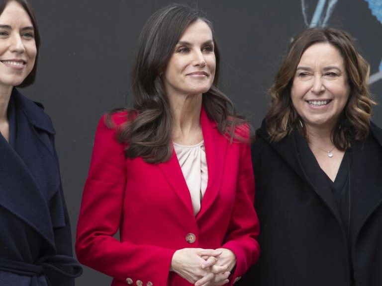 La Reina Letizia enamora en Lleida con el traje rosa más favorecedor de su vestidor