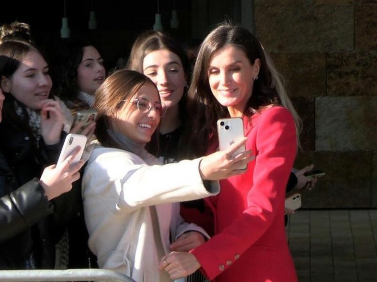 Doña Letizia, una reina cercana y cariñosa, protagoniza los selfies de los más jóvenes