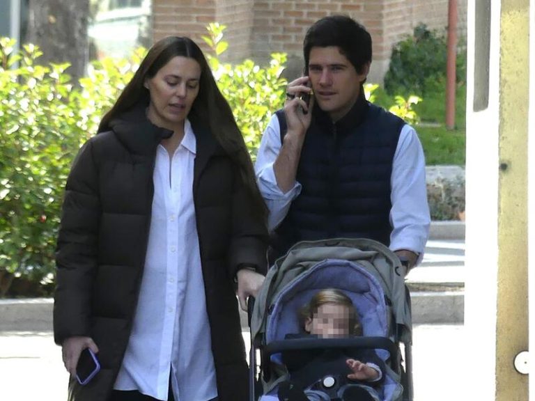Claudia Osborne, recuperadísima, da su primer paseo en familia tras el nacimiento de su segunda hija