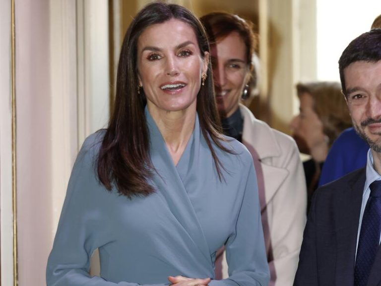 Doña Letizia se quita el abrigo y arrasa con su vestido ‘wrap’ azul de Adolfo Domínguez