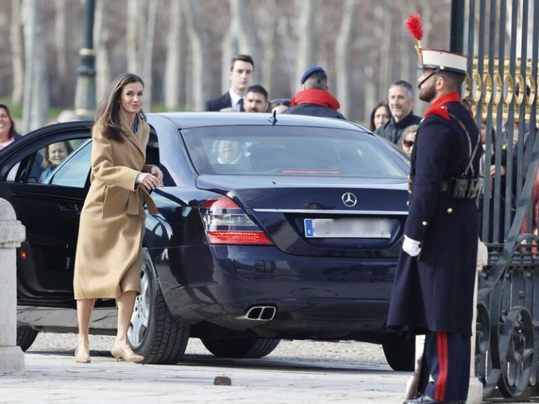 La Reina se salta el protocolo y se baja de su vehículo para saludar a los ciudadanos de Aranjuez