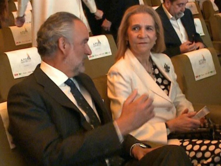 La infanta Elena reaparece en Madrid con una lesión en el pie