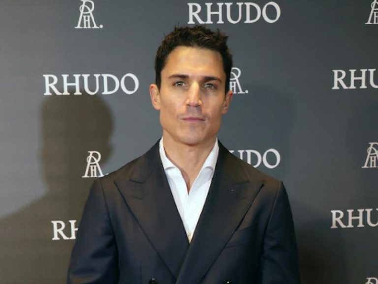 Álex González habla de sus ex en la inauguración de su nuevo negocio