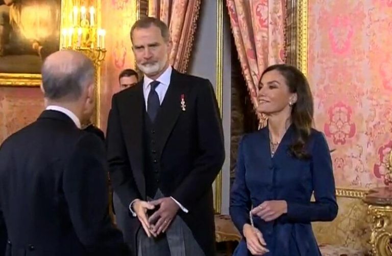La Reina Letizia sufre un percance en plena Recepción y, saltándose el protocolo, sale airosa