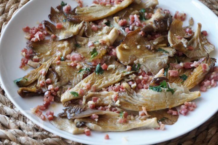 Receta de setas al ajillo con jamón, un plato perfecto para las cenas familiares