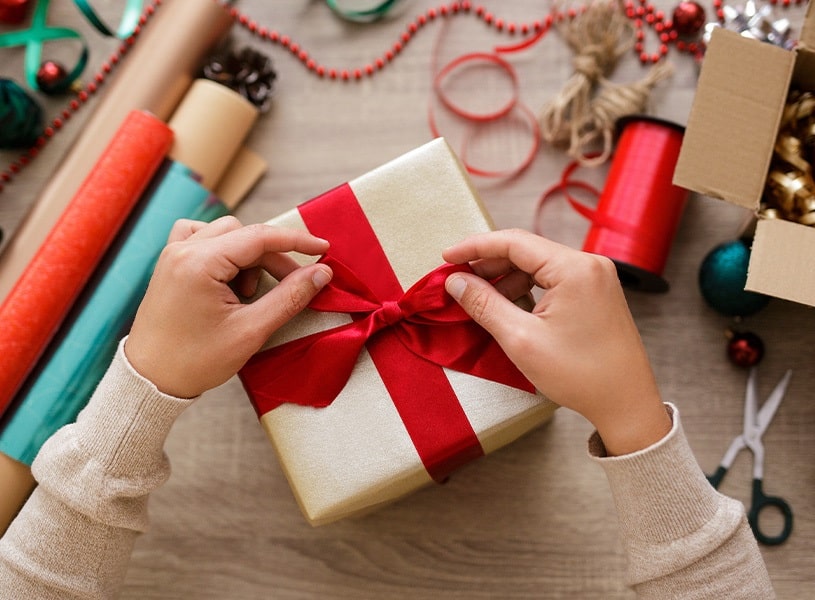 Envolver el regalo a mano