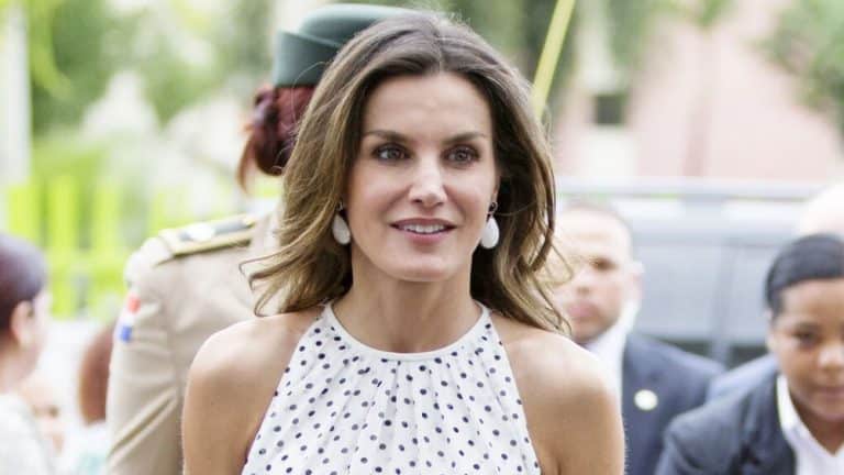 El percance que ha tenido la reina Letizia en pleno acto público: saltan las alarmas